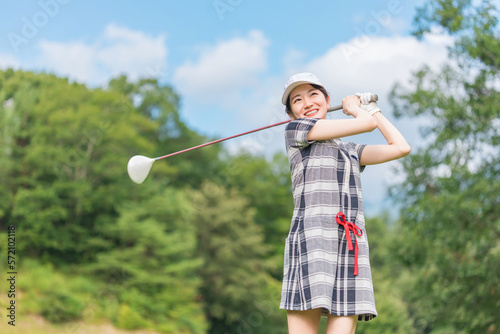 ゴルフ場でゴルフをするゴルファーの女性(笑顔・ティーショット・ゴルフコンペ) 撮影協力：あづみ野カントリークラブ