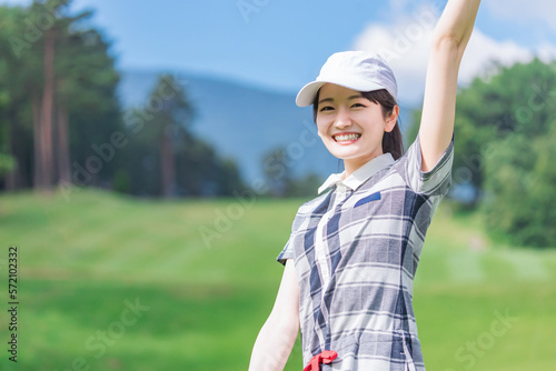 ゴルフ場でゴルフをするゴルフウェアを着たゴルファーの女性（カメラ目線） 撮影協力：あづみ野カントリークラブ