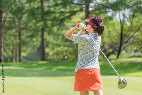 ゴルフ場でゴルフをするゴルファーの女性(後ろ姿・ティーショット・ゴルフコンペ) 撮影協力：あづみ野カントリークラブ