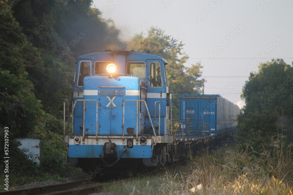 名古屋の工業地帯を走る鉄道