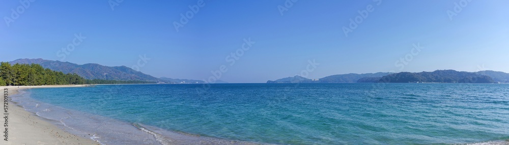 天橋立の砂浜から見た穏やかな宮津湾のパノラマ情景＠京都