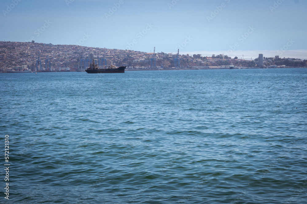 Embarcación en bahía de Valparaíso