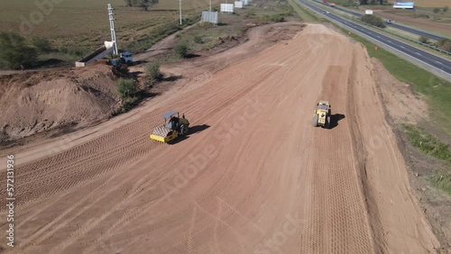 Aplanadora construyendo autopista