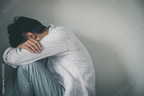 Cuadro en lienzo 落ち込む男性