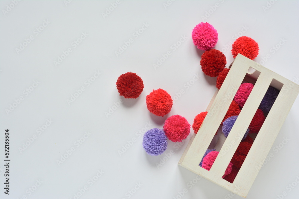Cajon de madera blanca con pompones de lana, caja ,madera , blanca