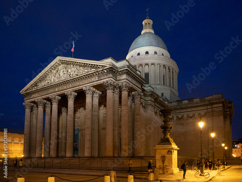 Panteón de Paris, Pantheon, es un edificio de estilo neoclásico, construido en el corazón del Barrio Latino de Paris Francía
