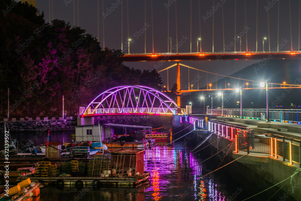 Obraz premium Bridges across seaport harbor at night