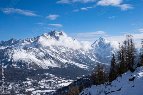 冬、イタリア、ドロミテ、スキーリゾート © akira_photo