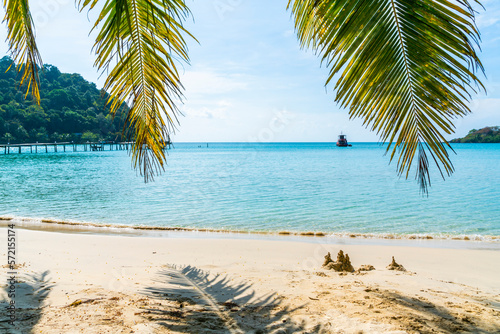 Fototapeta Naklejka Na Ścianę i Meble -  Beautiful beach with green palm tree in Koh Kood island at Trat Thailand. blue sea and sky background