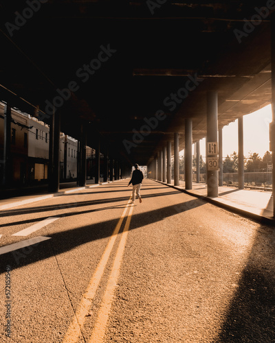 Fotografie man running down an underpass