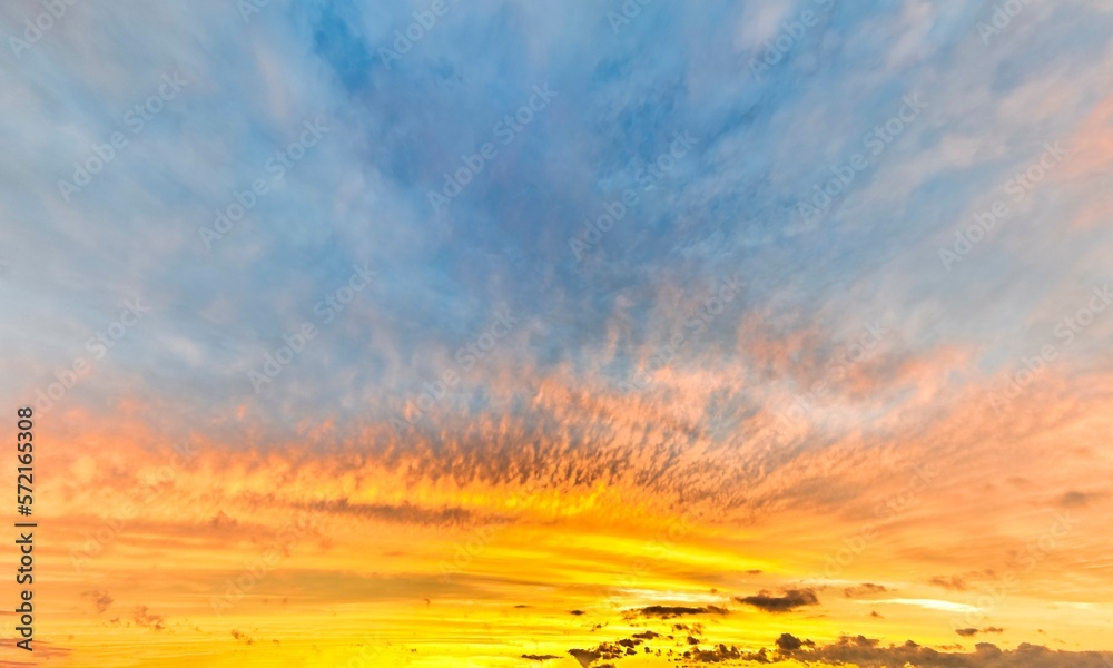 Fototapeta premium Wilder, feuriger Abendhimmel mit Wolken kurz vor Sonnenuntergang
