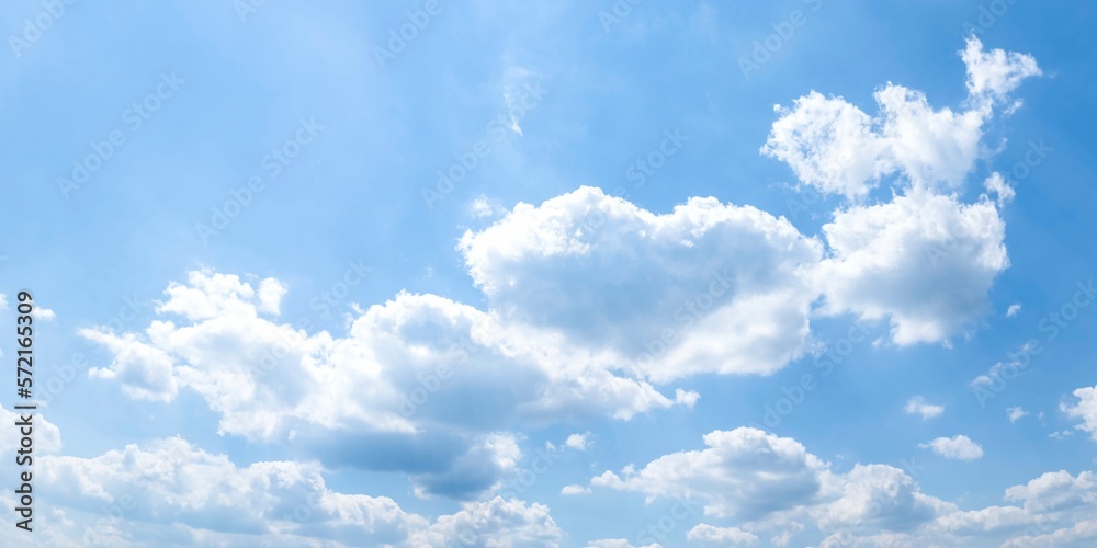 Freundlicher Wolken-Mix am blauen Himmel mit weißen Cumulus-Wolken