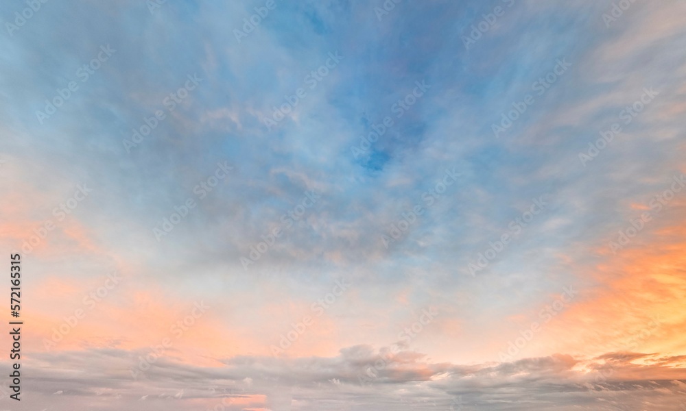 Abendhimmel mit stimmungsvollem Abendrot und heranziehenden Wolken