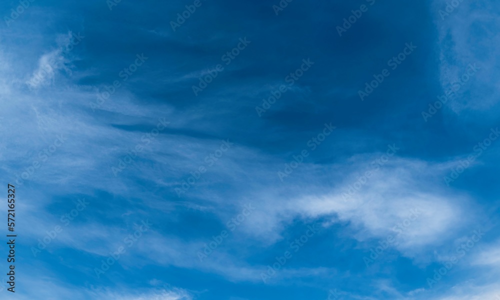 Hohe stratiforme Bewölkung, Eiswolken vor blauem Himmel Hohe stratiforme Bewölkung, Eiswolken vor blauem Himmel