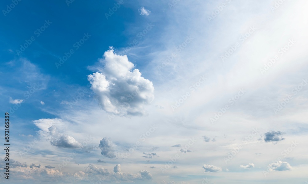 Fototapeta premium Wolkenhimmel mit unterschiedlichen Wolkenformen und blauem Himmel