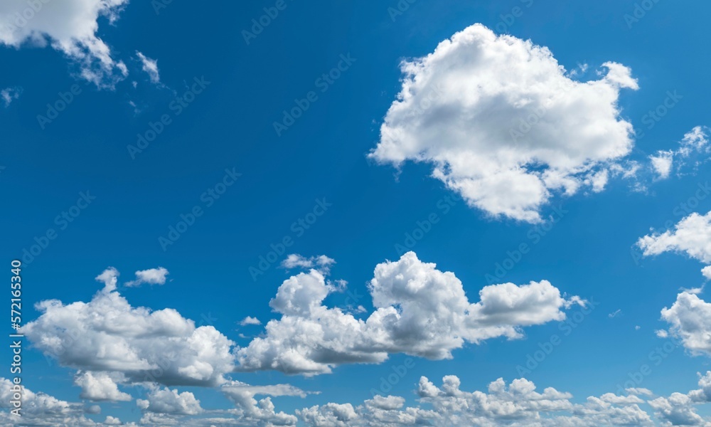 Blauer Himmel mit lockeren Cumulus-Wolken