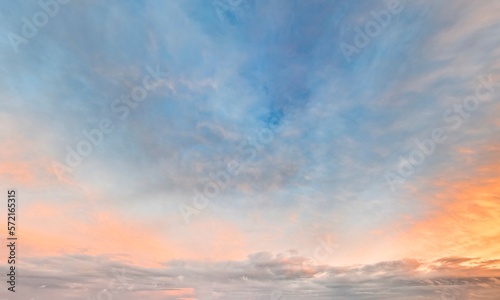 Fototapeta Naklejka Na Ścianę i Meble -  Abendhimmel mit stimmungsvollem Abendrot und heranziehenden Wolken