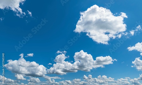 Blauer Himmel mit lockeren Cumulus-Wolken