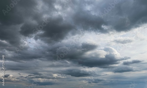Fototapeta Naklejka Na Ścianę i Meble -  Düsterer Himmel mit grauen Regenwolken 