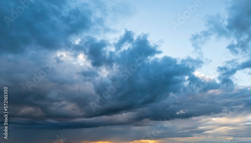 Wilder Wolkenhimmel in der Abenddämmerung nach Sonnenuntergang