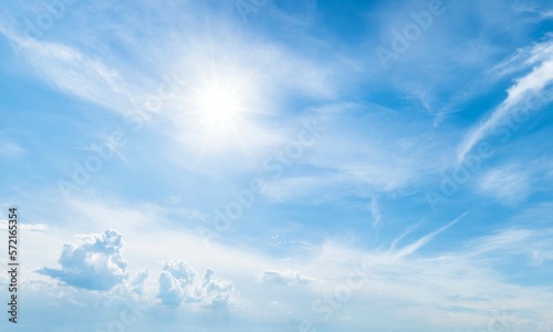 Wolkenhimmel mit unterschiedlichen Wolkenformen und blauem Himmel 