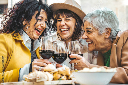 Foto Happy senior women drinking red wine at bar restaurant - Mature people having fu