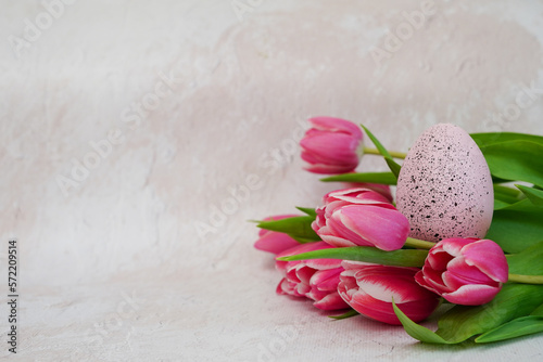 Fototapeta Naklejka Na Ścianę i Meble -  Pink tulips flowers and easter egg on light gray concrete backgrond. Easter greeting card