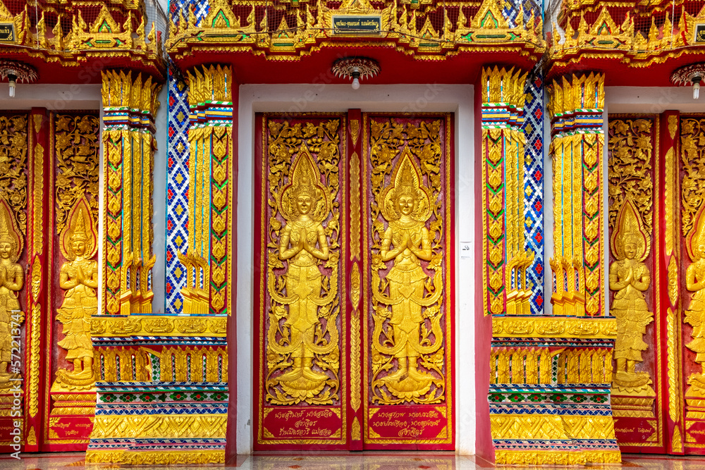 Obraz premium Ornate detail on golden doors at a Buddhist temple in Mae Sot Thailand