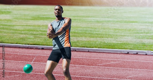 Foto African american male athlete hammer throwing against sports field in background