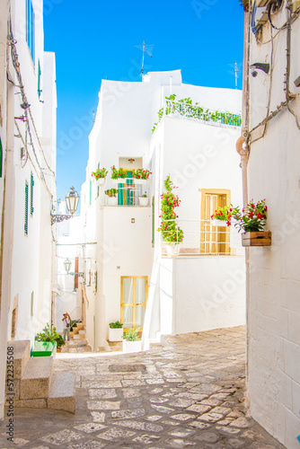Photos Vicolo della città di Ostuni nella valle d'itria in una soleggiata giornata estiva, Puglia, Italia meridionale