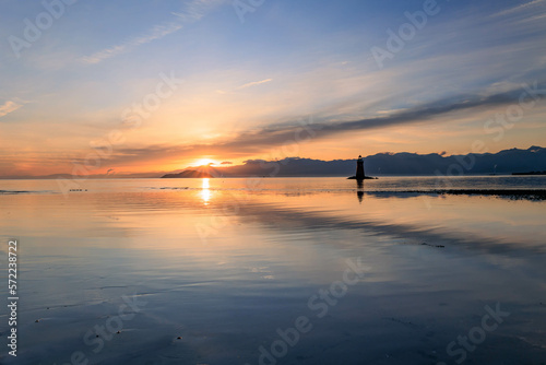 水面に反射する朝空と灯台 © 鉄朗 廣田