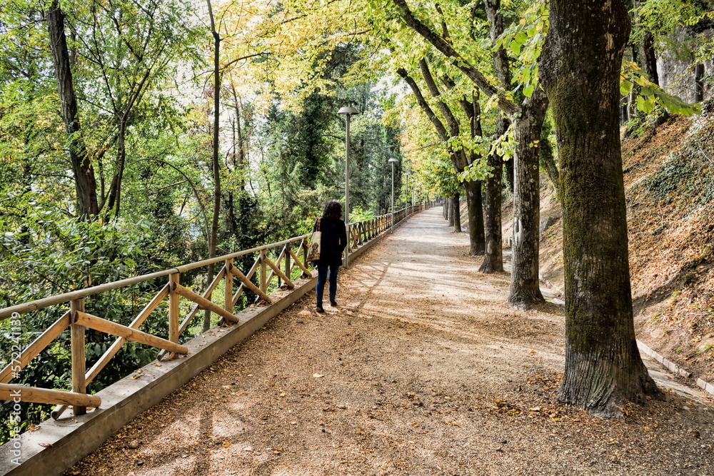 todi, italien - idyllischer weg im stadtpark