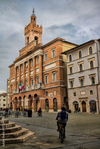 foligno, italien - piazza della repubblica mit palazzo comunale © ArTo