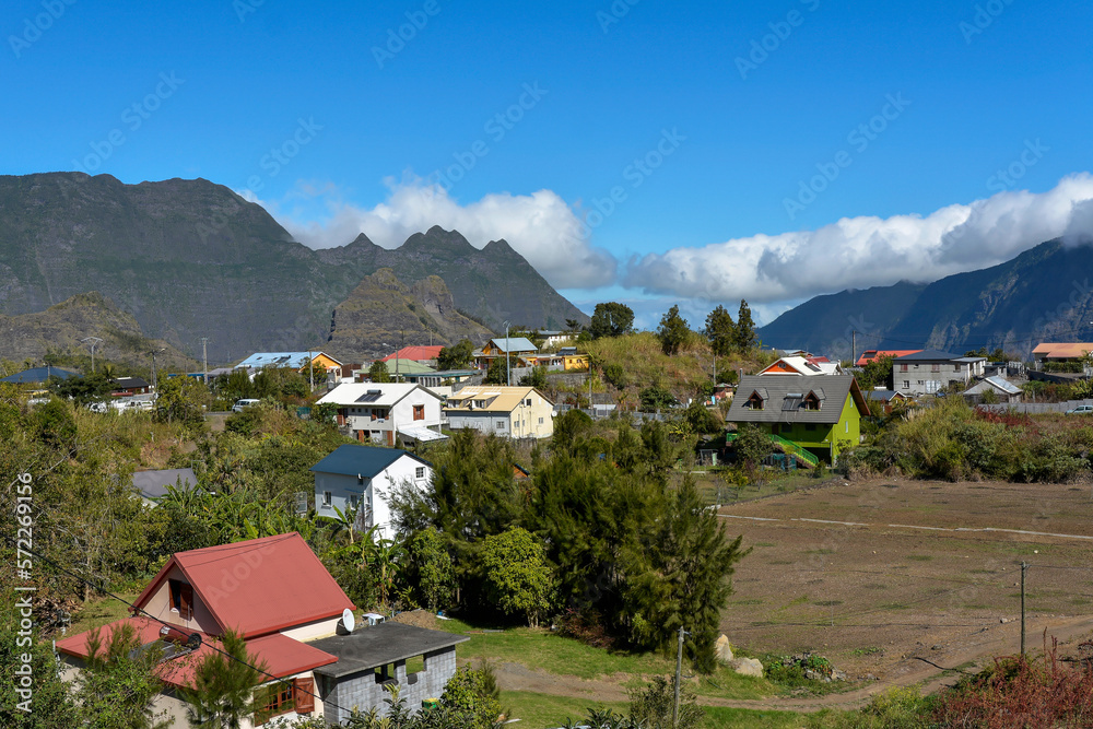 Ville dans les montagnes sur l'île de la Réunion