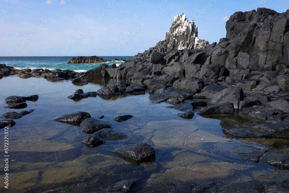 Paysage rocheux et escarpé le long des côtes sénégalaises