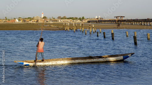 Pirogue dans une lagune au Sénégal