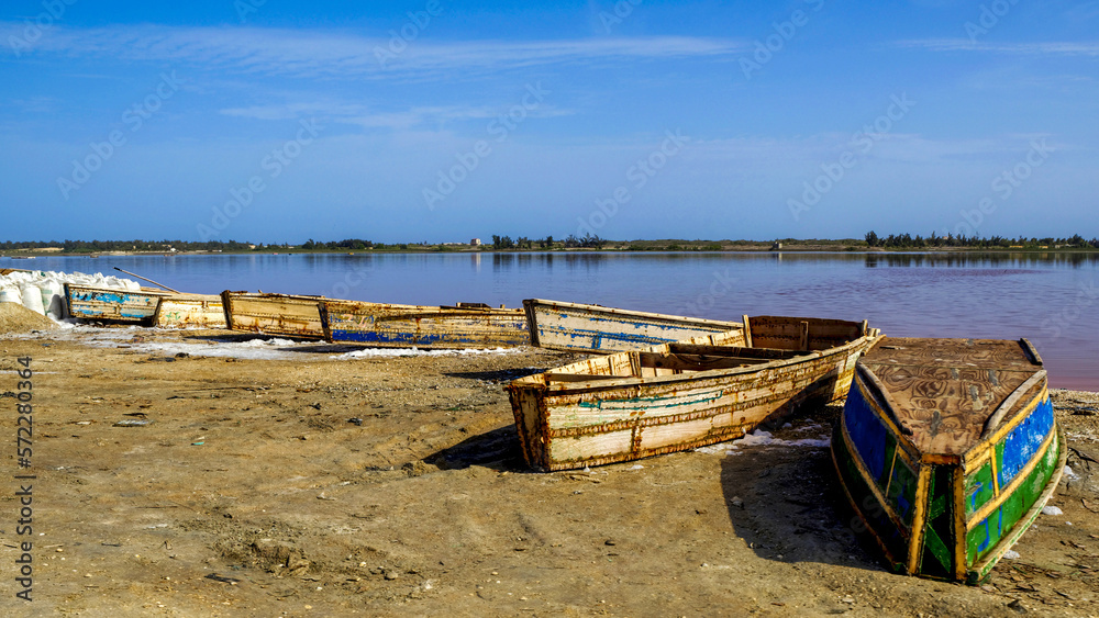 Barques sur les rives du Lac Rose au Sénégal