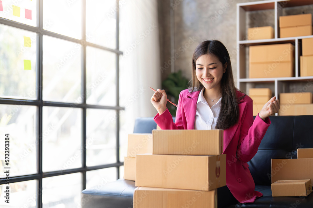 online business ideas Asian businesswoman holding parcel boxes preparing to deliver to customers with joy online business ideas Asian businesswoman holding parcel boxes preparing to deliver to customers with joy