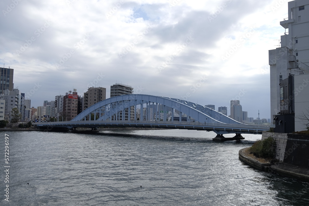 隅田川に架かる国の重要文化財【永代橋（えいたい橋）】の遠景