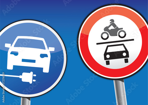 Verbrennerverbot und Elektomobilität - Verkehrsschilder vor blauem Himmel
