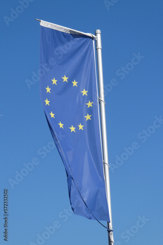 Wehende Europafahne vor blauem Himmel photo