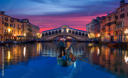 Foto Gondola near Rialto Bridge in Venice, Italy