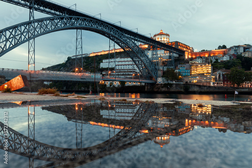 Foto Reflection of the iconic Dom Luis I bridge during dawn in the city of Porto, Por