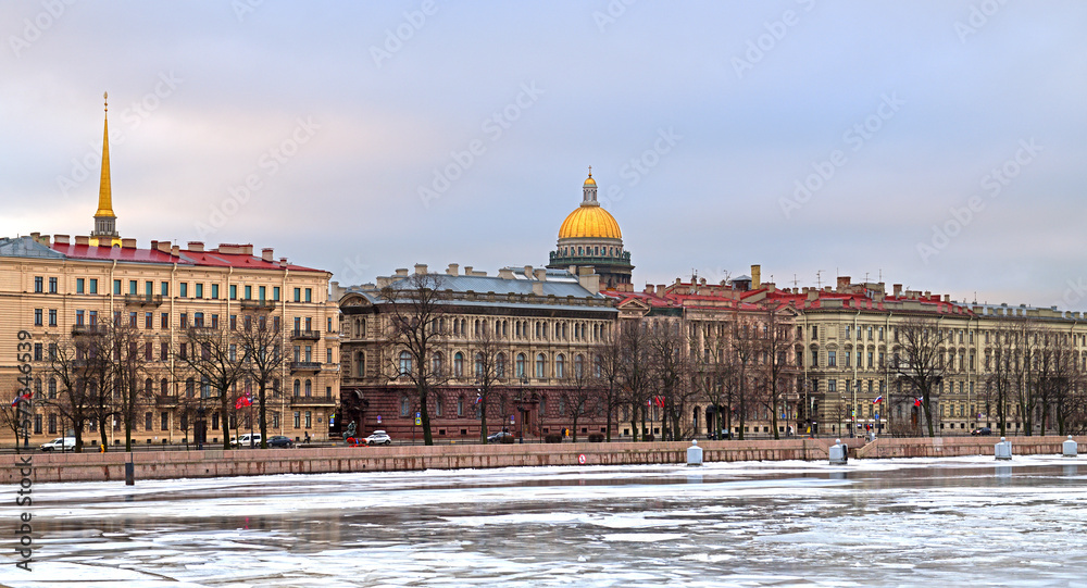 Obraz premium Winter landscape. Frozen river Neva, Admiralty Embankment and Palace of Grand Duke Mikhail Mikhailovich in winter morning in St. Petersburg