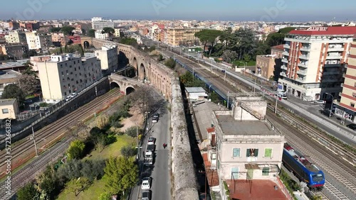 Treno entra in città attraverso le antiche mura romane.
Vista aerea della linea ferroviaria di Roma. photo