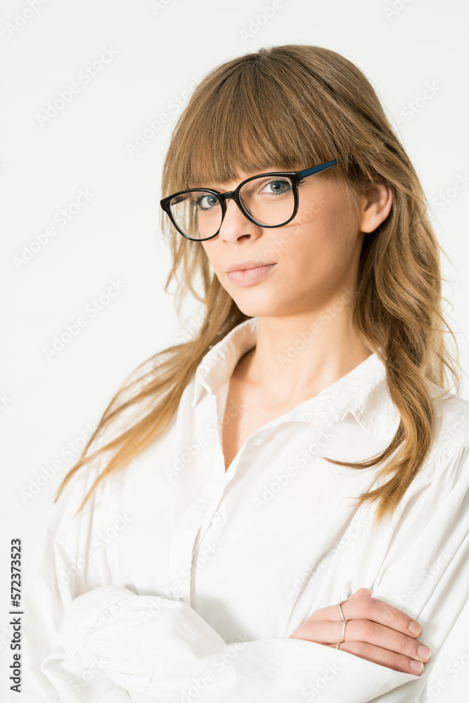 Mujer rubia con gafas pelo largo joven y atractiva con camisa blanca y pantalón negro gesticulando y alegre