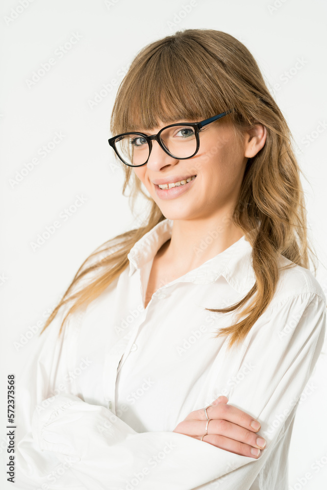 Mujer rubia con gafas pelo largo joven y atractiva con camisa blanca y pantalón negro gesticulando y alegre Mujer rubia con gafas pelo largo joven y atractiva con camisa blanca y pantalón negro gesticulando y alegre