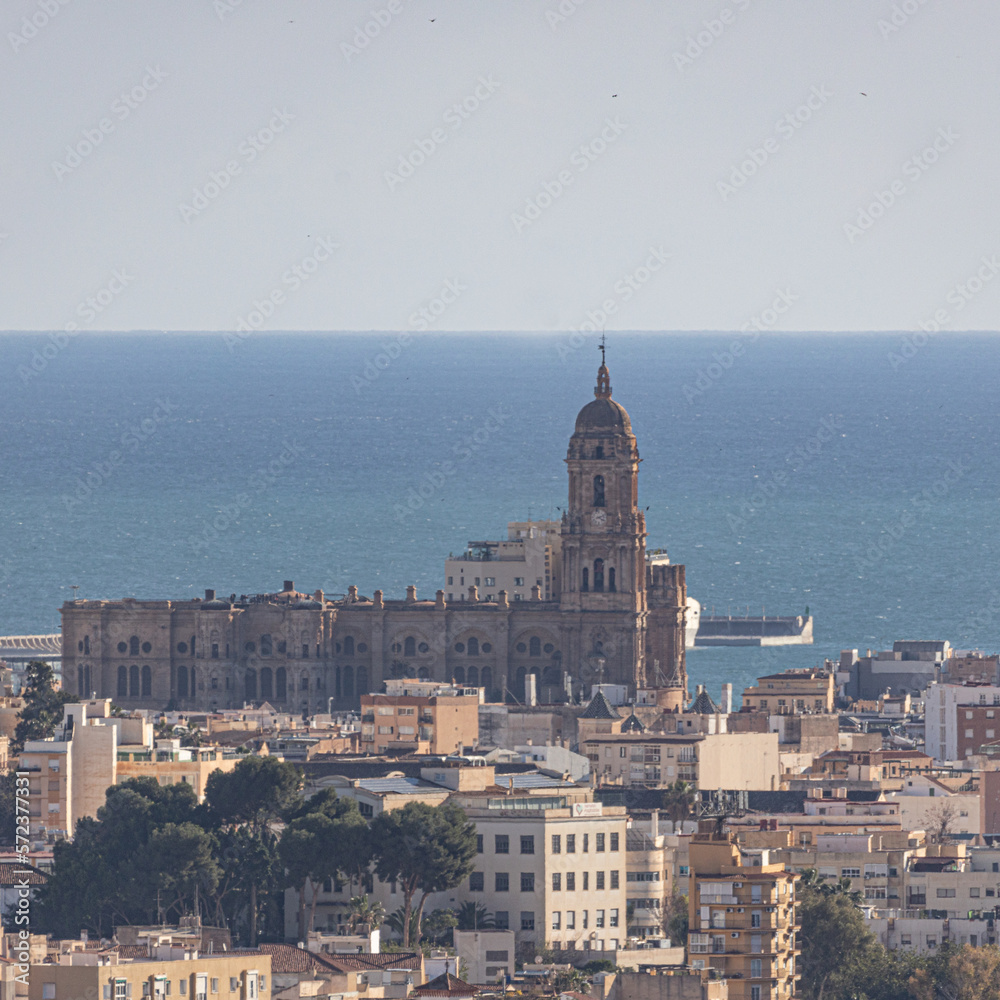 catedral de Màlaga sobre mar de fondo