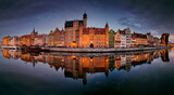 Gdańsk, Polska, port nocą, stare miasto, rzeka Motława, piękne domy, żuraw, podróż, wakacje, miasto zmierzch 