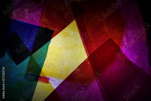 Diseño de papeles multicolor en formas geomètricas de triàngulos y formas rectas, forman un diseño abstracto muy original para fondos